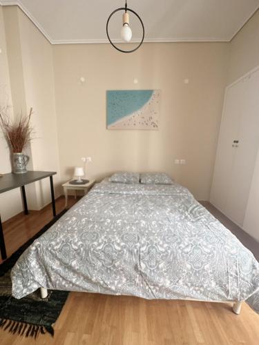 una camera con letto e tavolo di Lovely private room in fancy neighborhood ad Atene