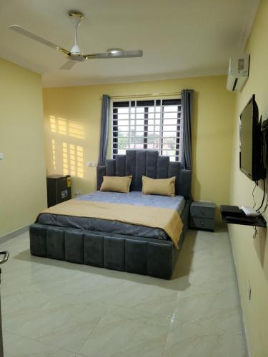 1 dormitorio con 1 cama grande en una habitación en Jab Duplex, en Adentan