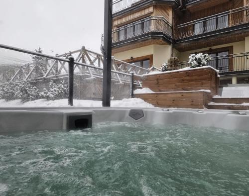 basen z wodą przed budynkiem ze śniegiem w obiekcie Beskidzkie Tarasy w Ustroniu