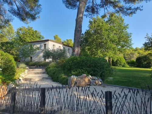 une maison avec une clôture devant une cour dans l'établissement Lou Pantai, House, 5 bedrooms 8 persons, Pool, Large garden, 4km from AIX EN PROVENCE, à Aix-en-Provence