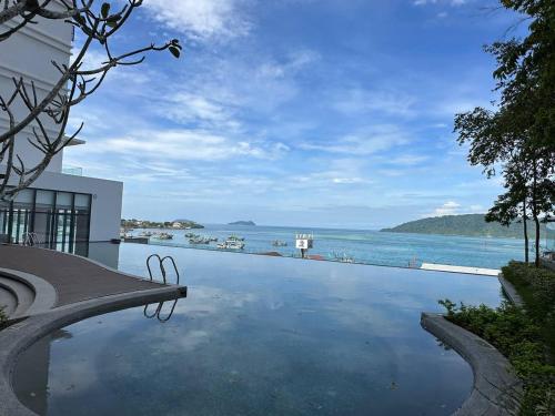 コタキナバルにあるSeaview Designer Concept The shore Kota Kinabalu Sabah by UsHomestayの水辺の景色が見えるプール