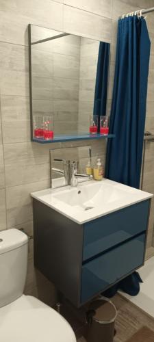 une salle de bain avec un lavabo, des toilettes et un miroir dans l'établissement Maison de ville - vue sur la Sainte Baume, à Aubagne