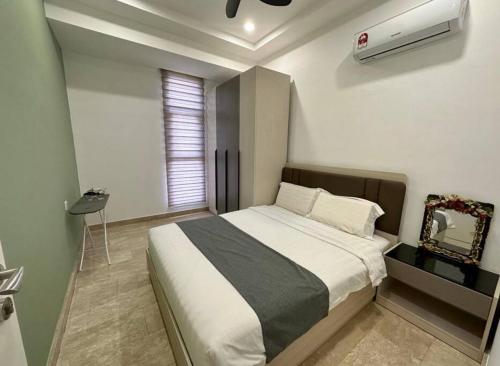 1 dormitorio con 1 cama grande en una habitación en IPOH Tambun the cove your ultimate relaxing gateaway 111 en Ipoh