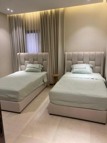 Posteľ alebo postele v izbe v ubytovaní 3 bedrooms Luxury Apartment, calm like Home