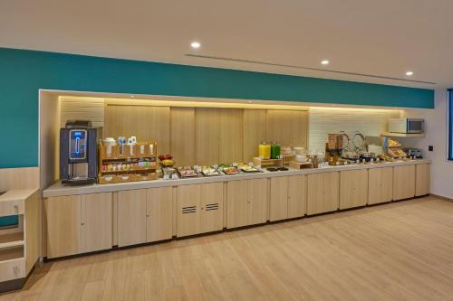 a large kitchen with aasteryasteryasteryasteryasteryasteryasteryasteryasteryasteryastery at City Express by Marriott Cancun Aeropuerto in Cancún