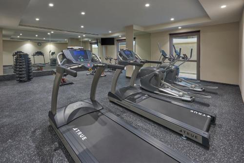 a row of cardio machines in a gym at City Express by Marriott Cancun Aeropuerto in Cancún