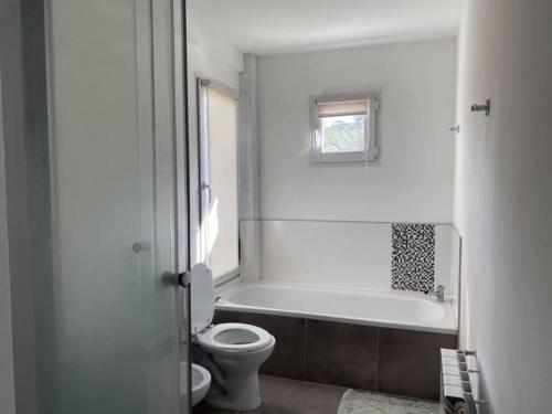 łazienka z białą wanną i toaletą w obiekcie Casa Fin del Mundo w mieście Ushuaia