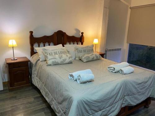 sypialnia z dużym łóżkiem z ręcznikami w obiekcie Casa Fin del Mundo w mieście Ushuaia