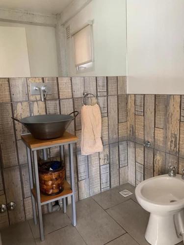 y baño con lavabo y aseo. en Casa Fin del Mundo en Ushuaia