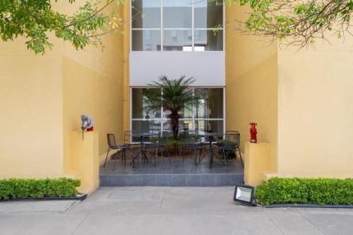 a courtyard with a table and chairs in a building at City Express by Marriott Silao Aeropuerto in Silao