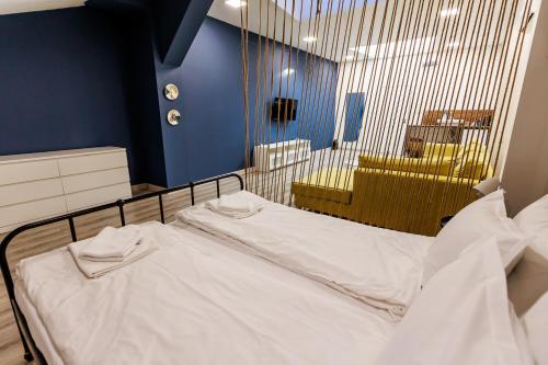 een slaapkamer met een wit bed in een kamer bij B3 Delux Studio Saffron in Plovdiv
