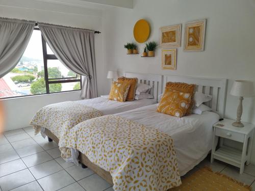 - une chambre avec 2 lits et une grande fenêtre dans l'établissement South Of Africa, à Agulhas