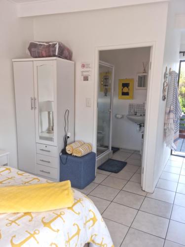 1 dormitorio con 1 cama y baño con lavamanos en South Of Africa, en Agulhas