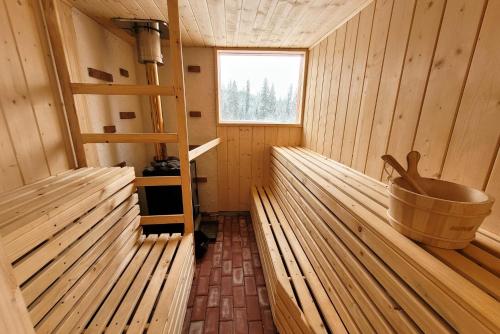 en el interior de una sauna de madera con un cubo en Pokoje Gosinne U Ani i Andrzeja en Ciche Małe