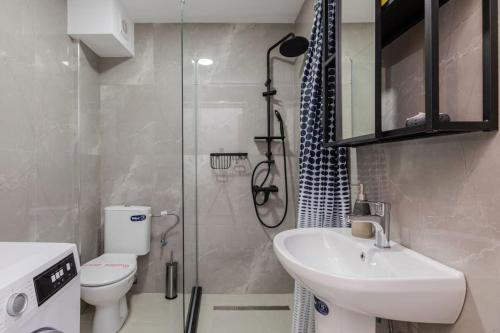 ein Bad mit einem WC, einem Waschbecken und einer Dusche in der Unterkunft MS Homes Peraia 1 in Peraia