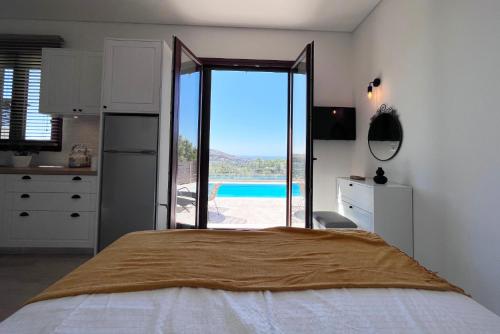 Postel nebo postele na pokoji v ubytování Enjoy Romance and Sunsets at Villa Dionysos