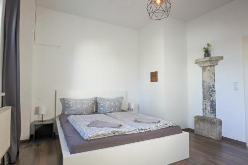 a bedroom with a bed in a white room at Gewölbe aus dem Jahr 1806 genau zw L und DD in Mügeln