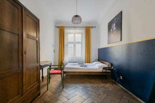 - une chambre avec un lit, une table et une chaise dans l'établissement Cozy Apartments Krakowska Street, Kazimierz District, à Cracovie