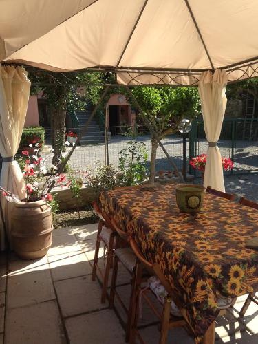 Un restaurante o sitio para comer en Casa Bella