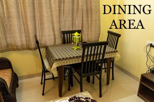 a dining area with a table with chairs and a dining room at Seacastle luxury apartments in Consua