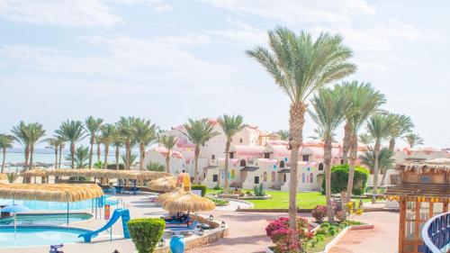 馬薩阿拉姆的住宿－Protels Crystal Beach Resort，享有带游泳池和棕榈树的度假村的景致