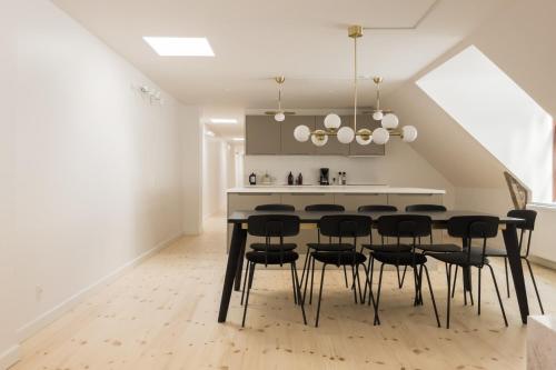 een eetkamer met een tafel en zwarte stoelen bij Central City Flats on Best Location by Round Tower in Kopenhagen