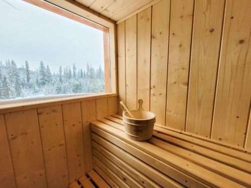 un interior de madera de una sauna con ventana en Pokoje Gosinne U Ani i Andrzeja en Ciche Małe