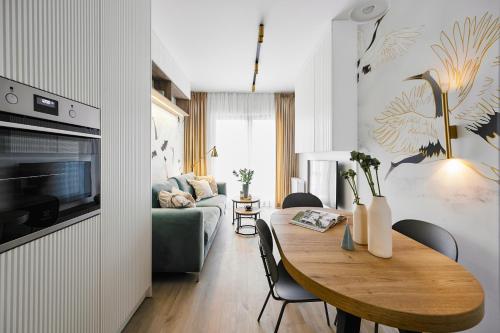 ein Wohnzimmer mit Tisch und Couch in der Unterkunft Golden Dreams Luxury Apartments 21 in Krakau