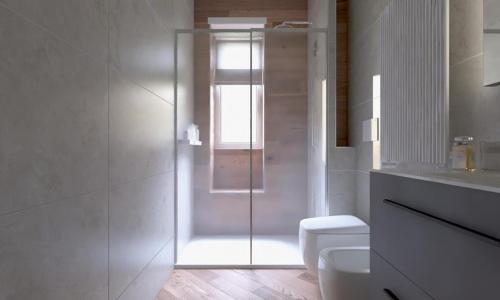 bagno con doccia in vetro e servizi igienici di Tramonto su Roma [ SELF CHECK-IN METRO A ] a Roma
