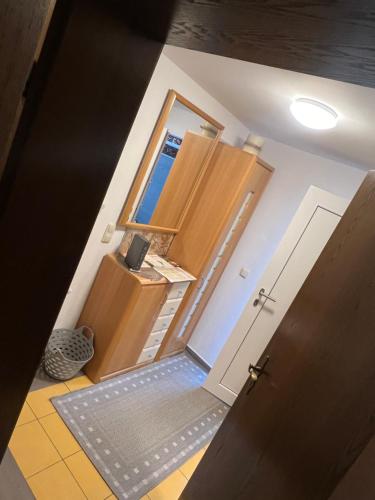 una puerta abierta a una cocina con una puerta en Beti Apartment 2, en Nentershausen