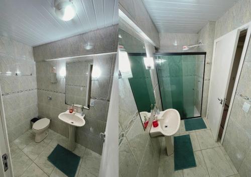 łazienka z 2 umywalkami, toaletą i prysznicem w obiekcie Apartamento Florianópolis w mieście Florianópolis