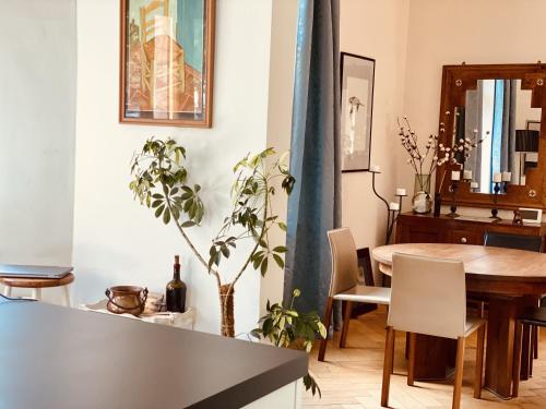 uma sala de estar com uma mesa de jantar e uma planta em Georgian Guest Rooms em Basileia