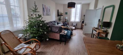 - un salon avec un arbre de Noël et un canapé dans l'établissement Maison de centre ville, à Périgueux