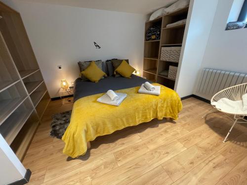 ein Schlafzimmer mit einem Bett mit zwei Handtüchern darauf in der Unterkunft Appartement - La Meute in Magland