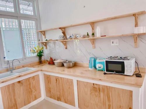 Η κουζίνα ή μικρή κουζίνα στο LaLa Villa Hue