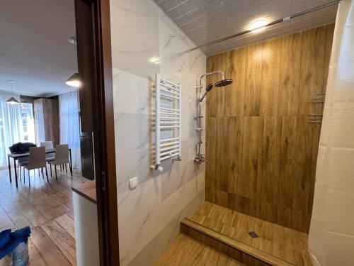 Ένα μπάνιο στο Urban Apartment Kazbegi