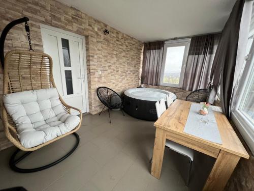 een kamer met een stoel, een tafel en een bad bij Holiday Home Sunset in Grabrovnik