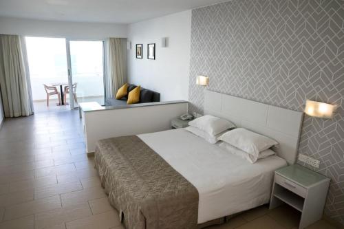 Łóżko lub łóżka w pokoju w obiekcie Theo Sunset Bay Hotel