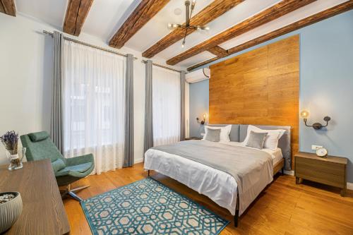 a bedroom with a bed and a desk and a chair at Poarta Schei 18 in Braşov