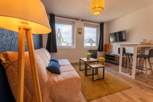 un salon avec un canapé et une table dans l'établissement Cocon refait à neuf à 10 min d’ETRETAT, à Criquetot-lʼEsneval