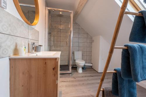 une salle de bain avec un lavabo et des toilettes dans l'établissement Cocon refait à neuf à 10 min d’ETRETAT, à Criquetot-lʼEsneval