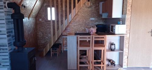 una cucina con piano di lavoro e piano cottura in una stanza di Planinski Mir a Pale