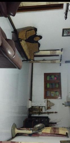 um quarto com uma parede com uma mesa e ferramentas em Pethum holiday home em Anuradhapura