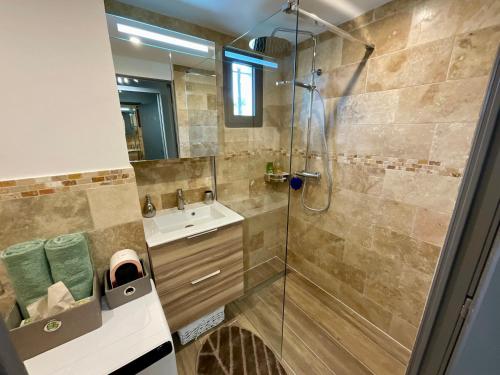 Ένα μπάνιο στο Appartement Sanary vue mer au calme
