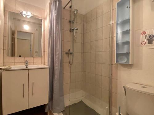 une salle de bain avec une douche, un lavabo et des toilettes dans l'établissement Apt 4 pers - Proche plage, parking privé, TV, lave-linge - FR-1-81-605, au Barcarès
