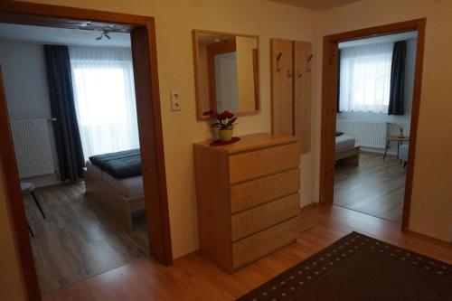 een woonkamer met een dressoir en een spiegel bij Ferienhaus Melmer Florian in Sankt Leonhard im Pitztal