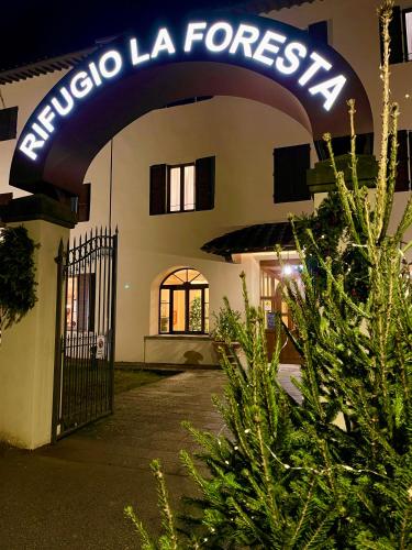 a building with a sign that reads chiropoca la forestisel at Hotel Rifugio la Foresta in Vallombrosa