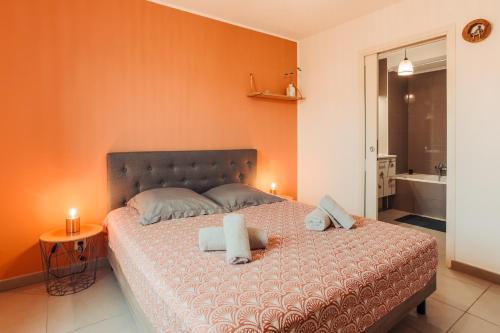 ein Schlafzimmer mit einem Bett mit zwei Kerzen darauf in der Unterkunft Saint Raphaël, T2, piscine, proche centre ville in Saint-Raphaël