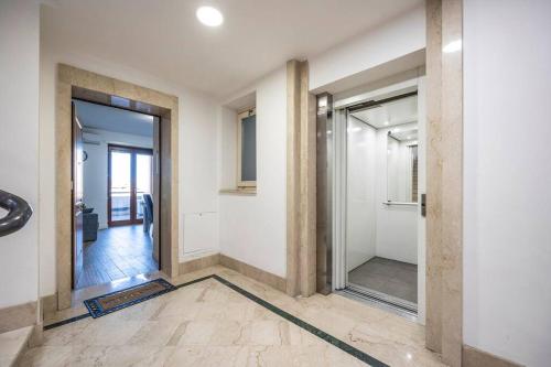 a hallway with a glass door and a hallway with a hallway at Jacuzzi Panoramica a Roma, Netflix e Comfort in Rome