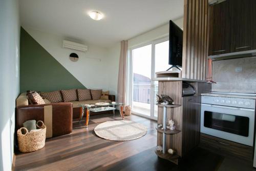 uma sala de estar com um sofá e uma televisão em Chic&Cozy Apartment in Nessebar em Nessebar